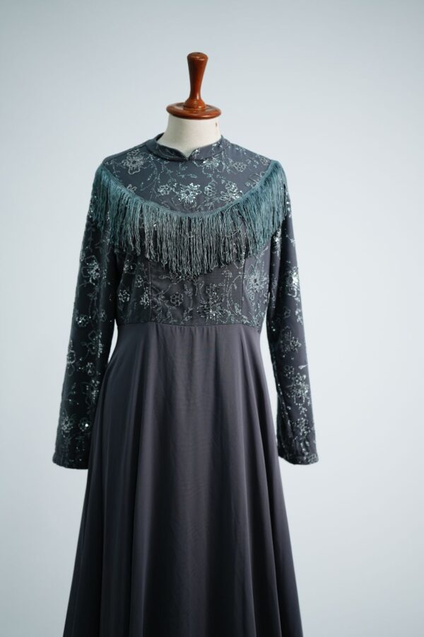 Upper body vintage style maxi