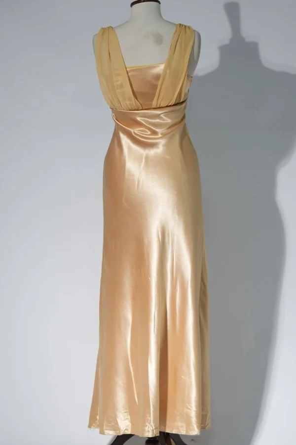 Sleeveless gown - Image 3
